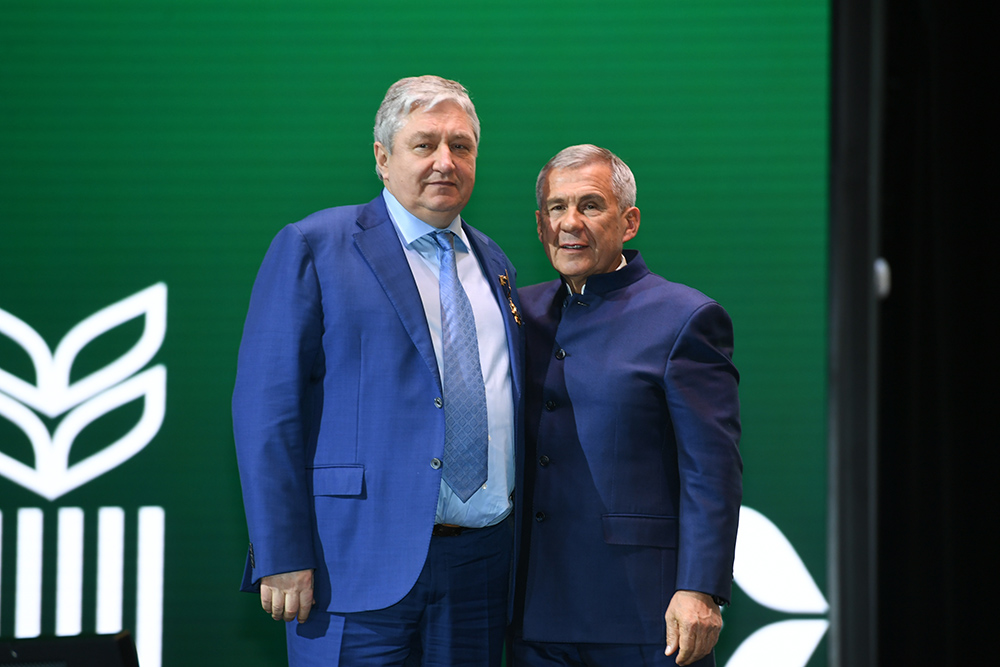Rüstəm Minnixanov "avqust" Mülki Məcəlləsinin rəhbəri Aleksandr Uskovu"Duslyk" ordeni ilə təltif edib